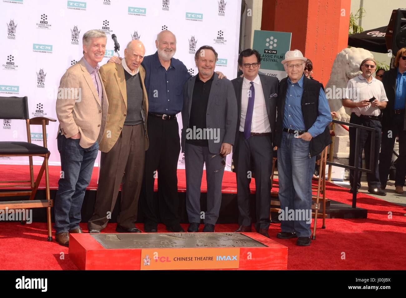 Los Angeles, CA, USA. 7. April 2017. Tom Bergeron, Carl Reiner, Rob Reiner, Billy Crystal, Ben Mankiewicz, Norman Lear bei einem öffentlichen Auftritt für Carl Reiner und Rob Reiner Hand- und Fußabdruck Zeremonie, TCL Chinese Theatre (ehemals Grauman), Los Angeles, CA 7. April 2017. Bildnachweis: Priscilla Grant/Everett Collection/Alamy Live-Nachrichten Stockfoto