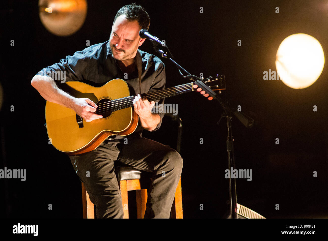 Mailand Italien. 7. April 2017. Das amerikanische Duo führt DAVE MATTHEWS und TIM REYNOLDS live auf der Bühne am Teatro Degli Arcimboldi während der "European Tour 2017" Stockfoto