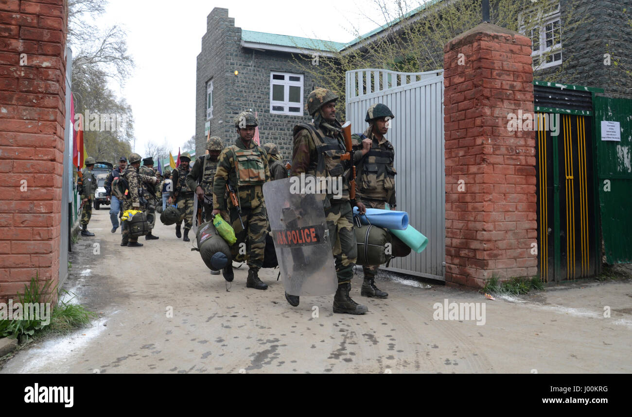 Srinagar, indische verabreicht Kashmir:08.April. Indischen Grenze Secuirty Kraft heraus Seite Distributionszentrum patrouillieren. Secuirty aufgepeppt über Kaschmir .for Nachwahl am Morgen, am 9. April 2017. Bildnachweis: Sofi Suhail/Alamy Live-Nachrichten Stockfoto