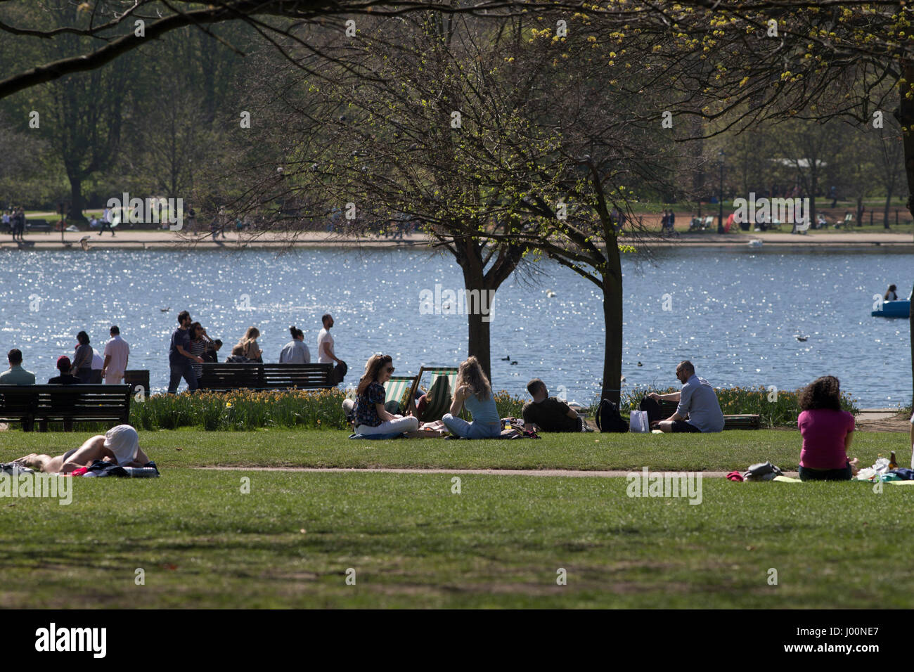 Lonodon, UK. 8. April 2017. Menschen genießen das sonniges Wetter im Park. 8. April 2017. Leute, die Spaß im Hyde Park, London. Bildnachweis: Sebastian Remme/Alamy Live-Nachrichten Stockfoto