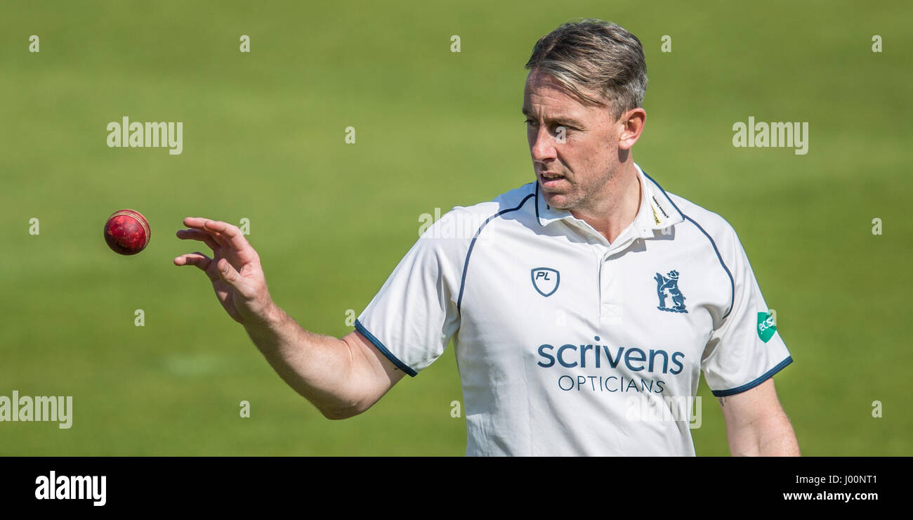 London, UK. 8. April 2017. Rikki Clarke bowling für Warwickshire gegen Surrey am zweiten Tag des Specsavers County Championship Games im Oval. David Rowe / Alamy Live News Stockfoto