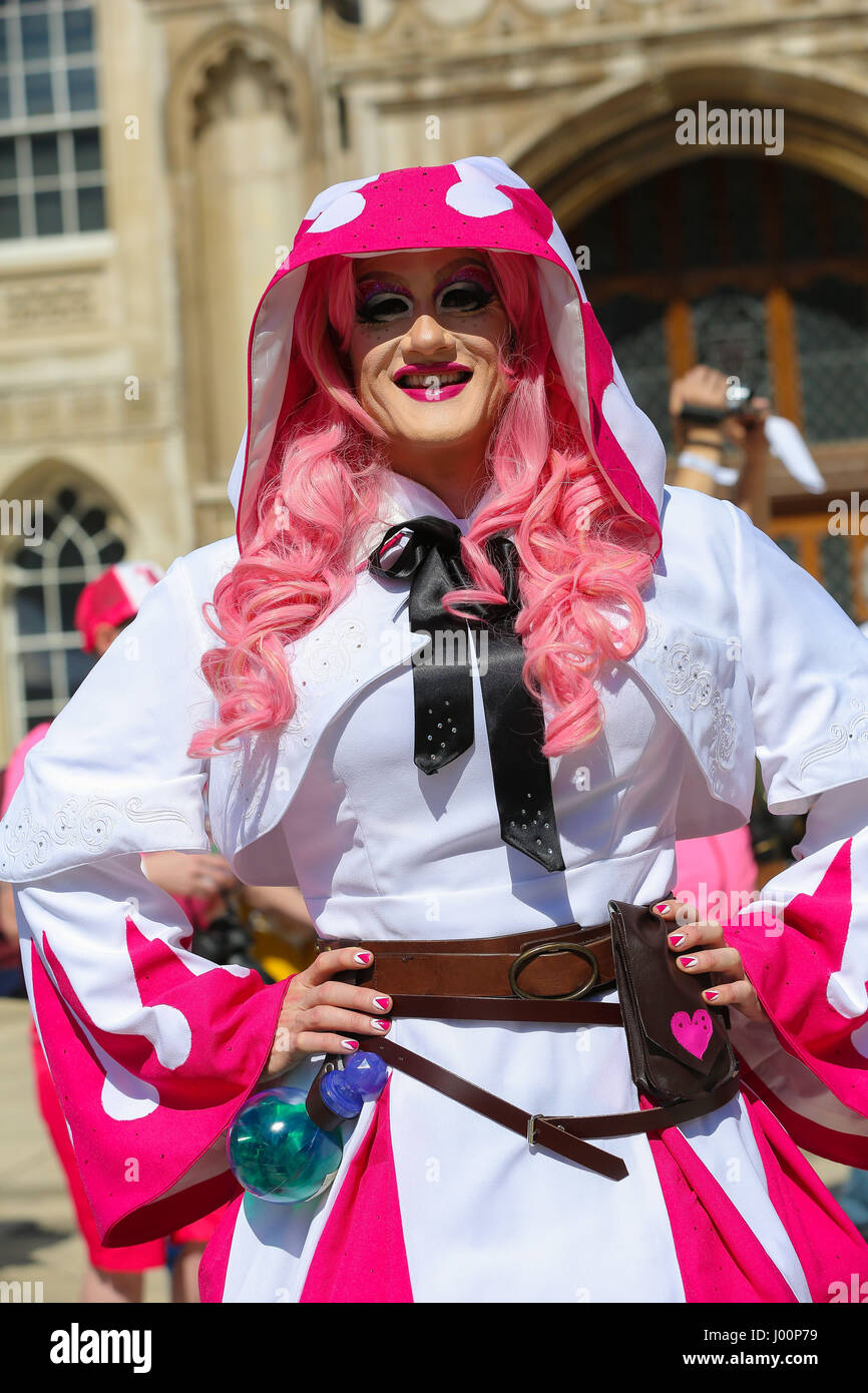 Guildhall Hof. London, UK. 8. April 2017. Kitty Befugnisse, die Drag-Queen-Spiele-Entwickler. Spiele-Charaktere einschließlich Videospiele-inspirierten Cosplayer, nehmen Maskottchen und Figuren Teil in Spiele-Festival-Zeichen-Parade. Kitty Mächte, die Drag-Queen-Spiele-Entwickler hinter Kitty Powers' Matchmaker beginnt die Parade in Guildhall. Spiele London ist ein bahnbrechendes neues Programm zu unterstützen, zu wachsen und zu fördern, die Spiele und interaktive Entertainment-Sektor in der britischen Hauptstadt. Bildnachweis: Dinendra Haria/Alamy Live-Nachrichten Stockfoto