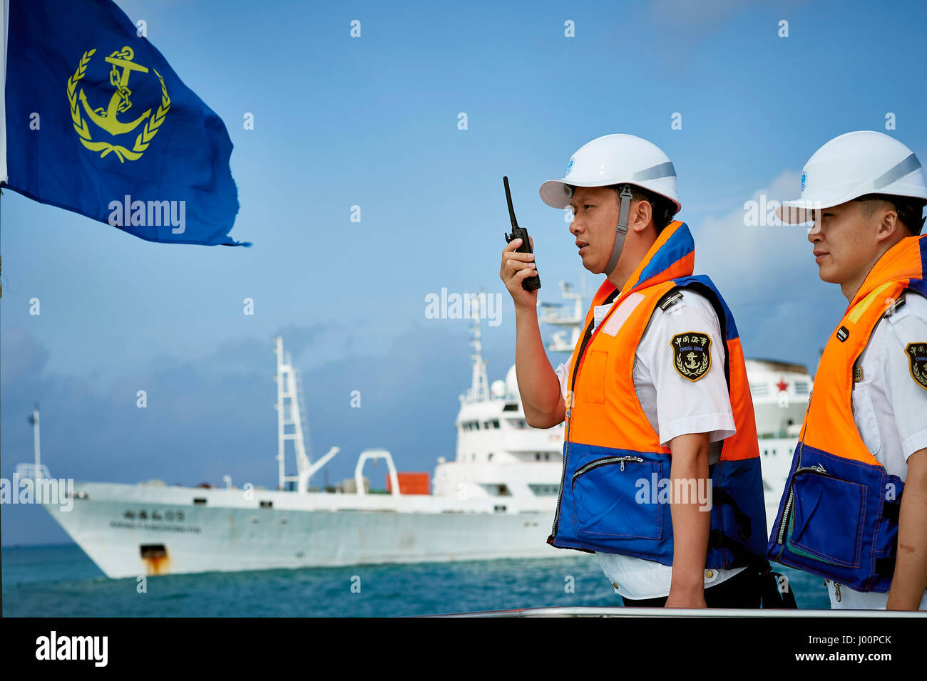 Sanya, China Provinz Hainan. 8. April 2017. Mitarbeiter von Sanya Maritime Safety Administration überprüfen die Verankerung der 'Xiangyanghong 09", Träger von Chinas bemannte Tiefsee Tauchpumpe Jiaolong, in Sanya, Hainan Provinz Süd-China, 8. April 2017. Die Crew von Chinas 38. Ozean wissenschaftliche Expedition kehrte nach Sanya, Hainan Provinz Süd-China, Mittwoch. 59-Tagesausflug markiert den Abschluss der ersten Phase einer 124-Tag-Mission. Bildnachweis: Zhao Yingquan/Xinhua/Alamy Live-Nachrichten Stockfoto