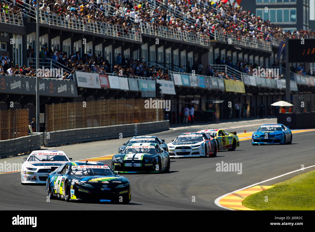 Valencia, Spanien. 8. April 2017. Valencia, ESPANA - März 2017: Starten Sie Rennen in der NASCAR WHELEN EURO Serie Rennen 1 ELITE 1 in Circuit Ricardo Tormo, Cheste, Valencia, Spanien. : Bildnachweis Cronos/Omar Arnau: Cronos/Alamy Live-Nachrichten Stockfoto