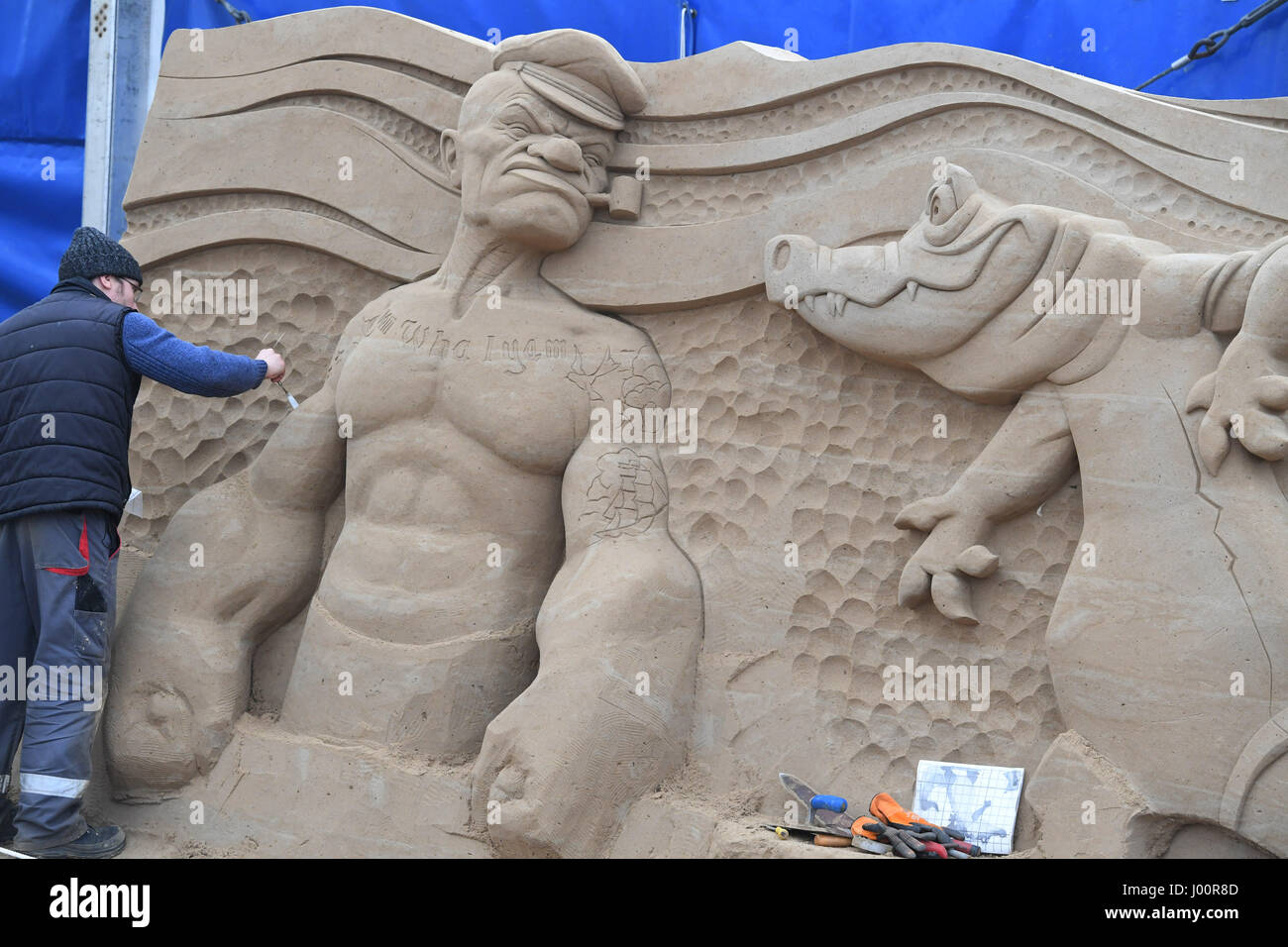 Ahlbeck, Deutschland. 8. April 2017. Bildhauer Teymur Abdulganiev aus Russland arbeitet auf einer Skulptur von Popeye am jährlichen Sandskulpturen-Festival in Ahlbeck auf Insel Usedom, Deutschland, 8. April 2017. Das diesjährige Festival konzentriert sich auf die "Maritime Abenteuer" (auf Deutsch: "Maritime Abenteuer"). Die weltweit größte Sandskulpturen-Ausstellung bis 5. November 2017 zu sehen. : Bildnachweis Stefan Sauer/Dpa-Zentralbild/Dpa: Dpa picture-Alliance/Alamy Live News Stockfoto