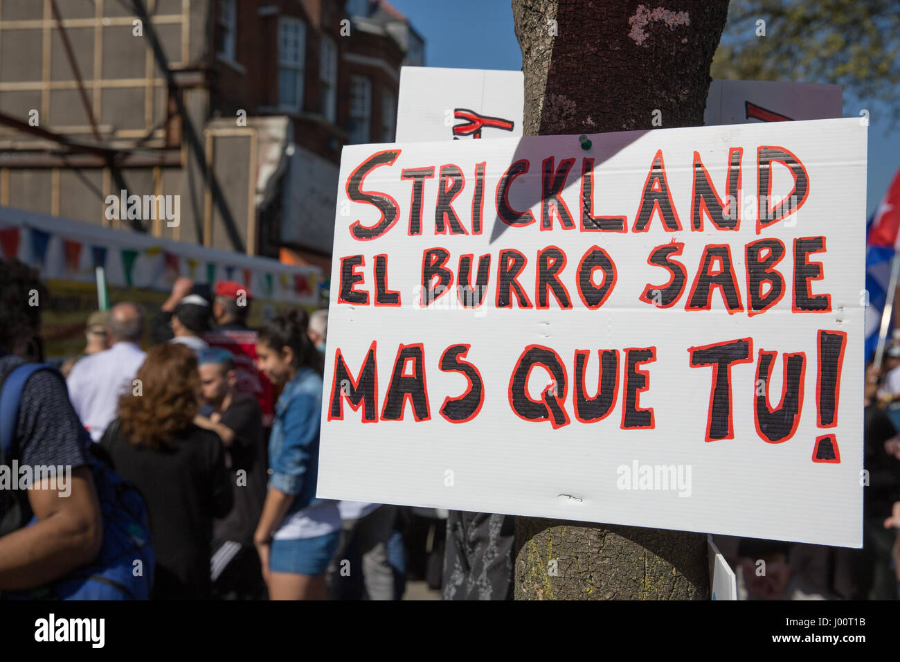 London, UK. 8. April 2017. Ein Zeichen von Aktivisten aus und Unterstützer der Kampagne Save Latein Dorf protestieren gegen die Gentrifizierung der sieben Schwestern von Haringey Rat und fordert insbesondere die Sanierung statt Abriss der lateinischen Ecke, eine wichtige Community-Hub für Londons lateinamerikanischen Gemeinschaft verwendet. Bildnachweis: Mark Kerrison/Alamy Live-Nachrichten Stockfoto