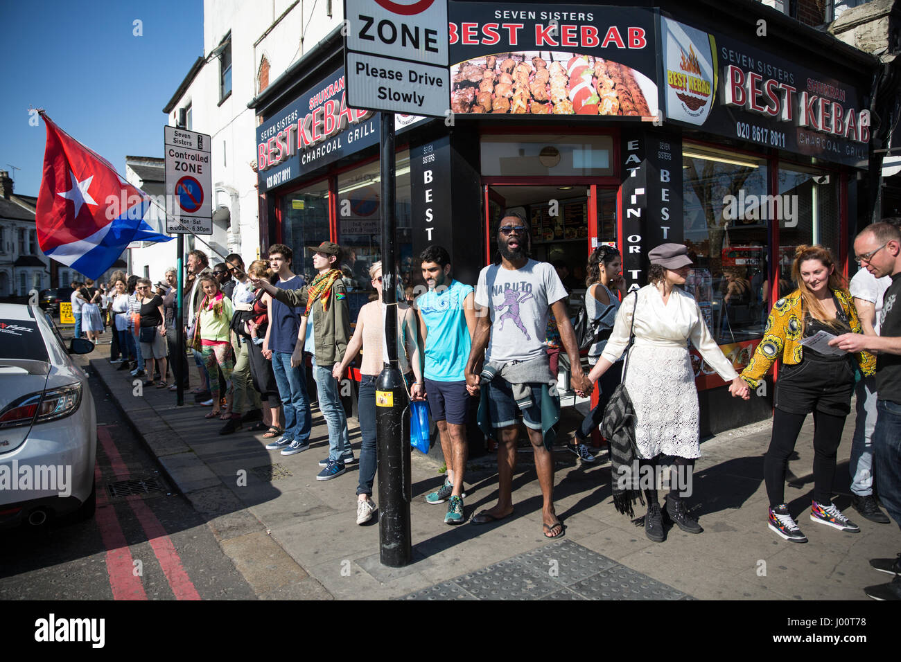 London, UK. 8. April 2017. Aktivisten aus und Unterstützer der Kampagne Save Latein Dorf bilden eine Menschenkette um den Block aus Protest gegen die Gentrifizierung der sieben Schwestern von Haringey Rat und insbesondere die Sanierung statt Abriss der lateinischen Ecke, eine wichtige Community-Hub für Londons lateinamerikanischen Gemeinschaft anfordern. Bildnachweis: Mark Kerrison/Alamy Live-Nachrichten Stockfoto