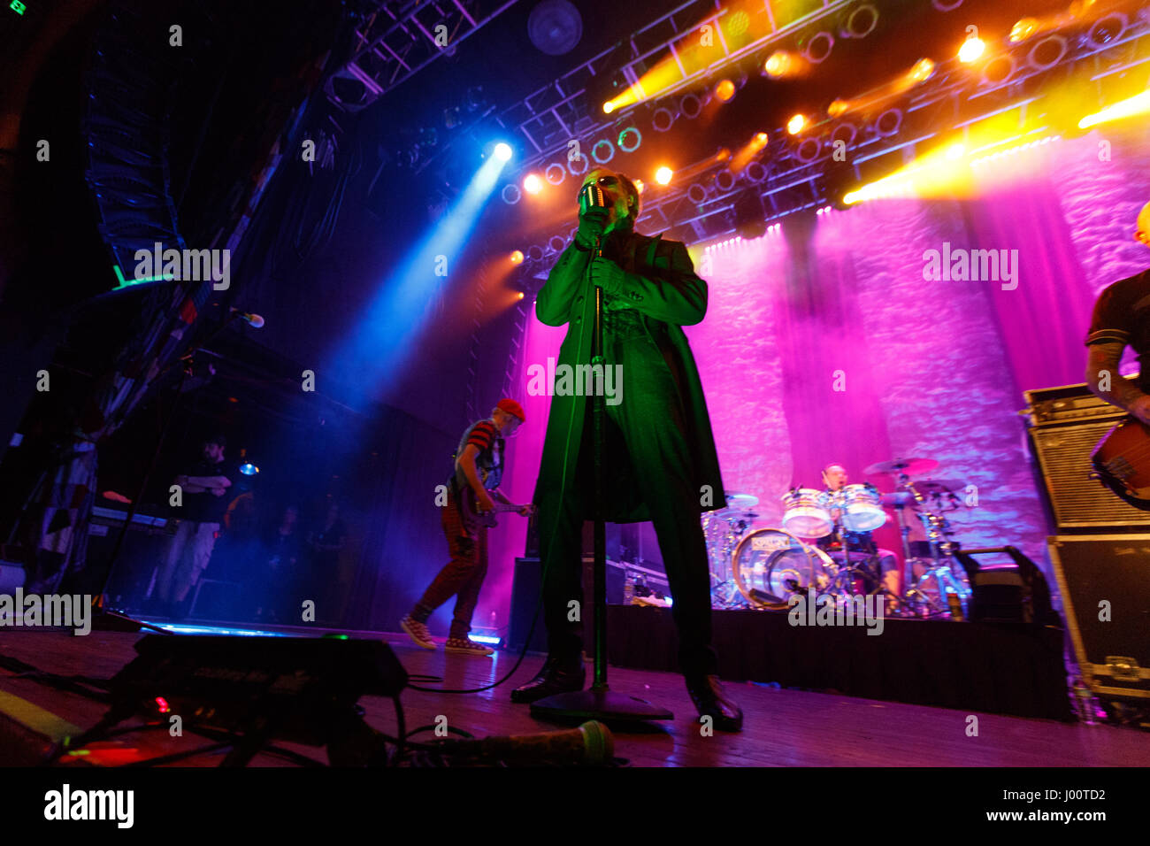 San Diego, Kalifornien. 7. April 2017. Dave Vanian führt mit The Damned, während von Captain Sensible Gitarrist und Schlagzeuger Prise unterstützt. London im Jahr 1976 gegründet ist auf ihren 40. Jubiläums-Tour The Damned. Stockfoto