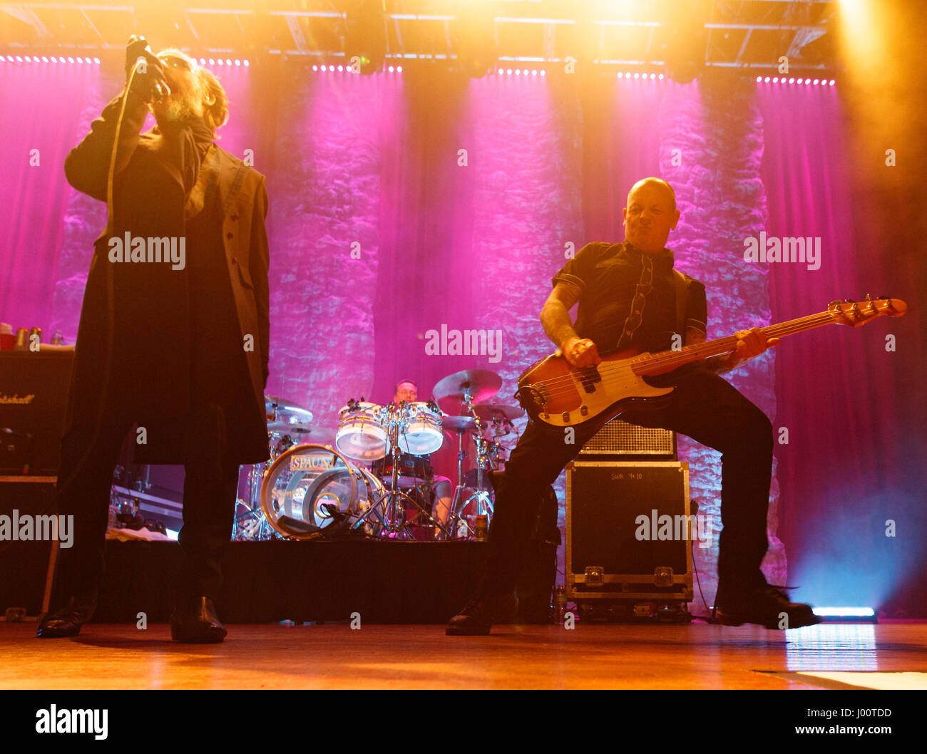 San Diego, Kalifornien. 7. April 2017. Sänger Dave Vanian und Bassist Stu West führen mit The Damned. London im Jahr 1976 gegründet ist auf ihren 40. Jubiläums-Tour The Damned. Stockfoto