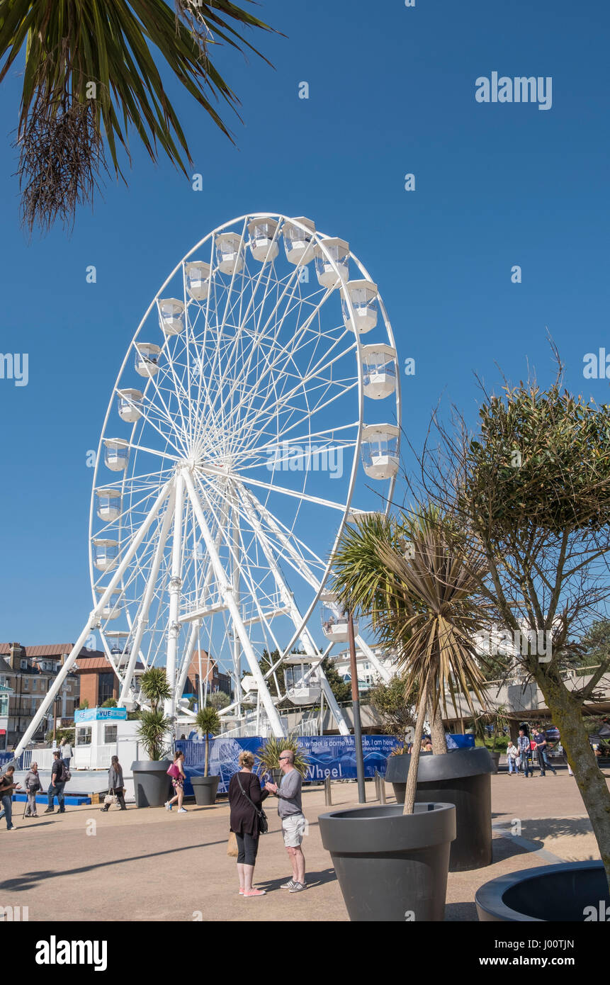 Bournemouth-Riesenrad auf der Pier-Ansatz für die Sommersaison lockt zum Badeort in Dorset, Großbritannien Stockfoto