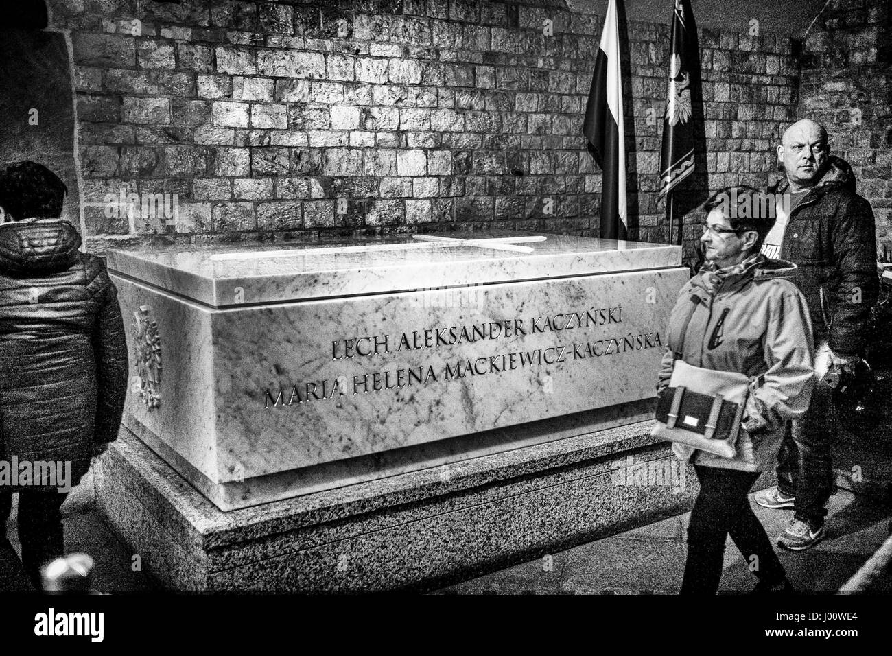 Krakau, Polen. 8. April 2017. Daumen, Sarkophag von Lech Kaczynski, polnischen Präsidenten im Vorzimmer von der Krypta unter der Turm von Silberglocken unterhalb der Wawel-Kathedrale in Krakau auf 08.04.2017 Kaczynski starb bei dem Absturz eines polnischen Luftwaffe Jets, die auf eine Landung Versuch am Flughafen Smolensk-Nord in Russland am 11. April 2010 aufgetreten. von Wiktor Dabkowski Credit: Wiktor Dabkowski/ZUMA Draht/Alamy Live-Nachrichten Stockfoto