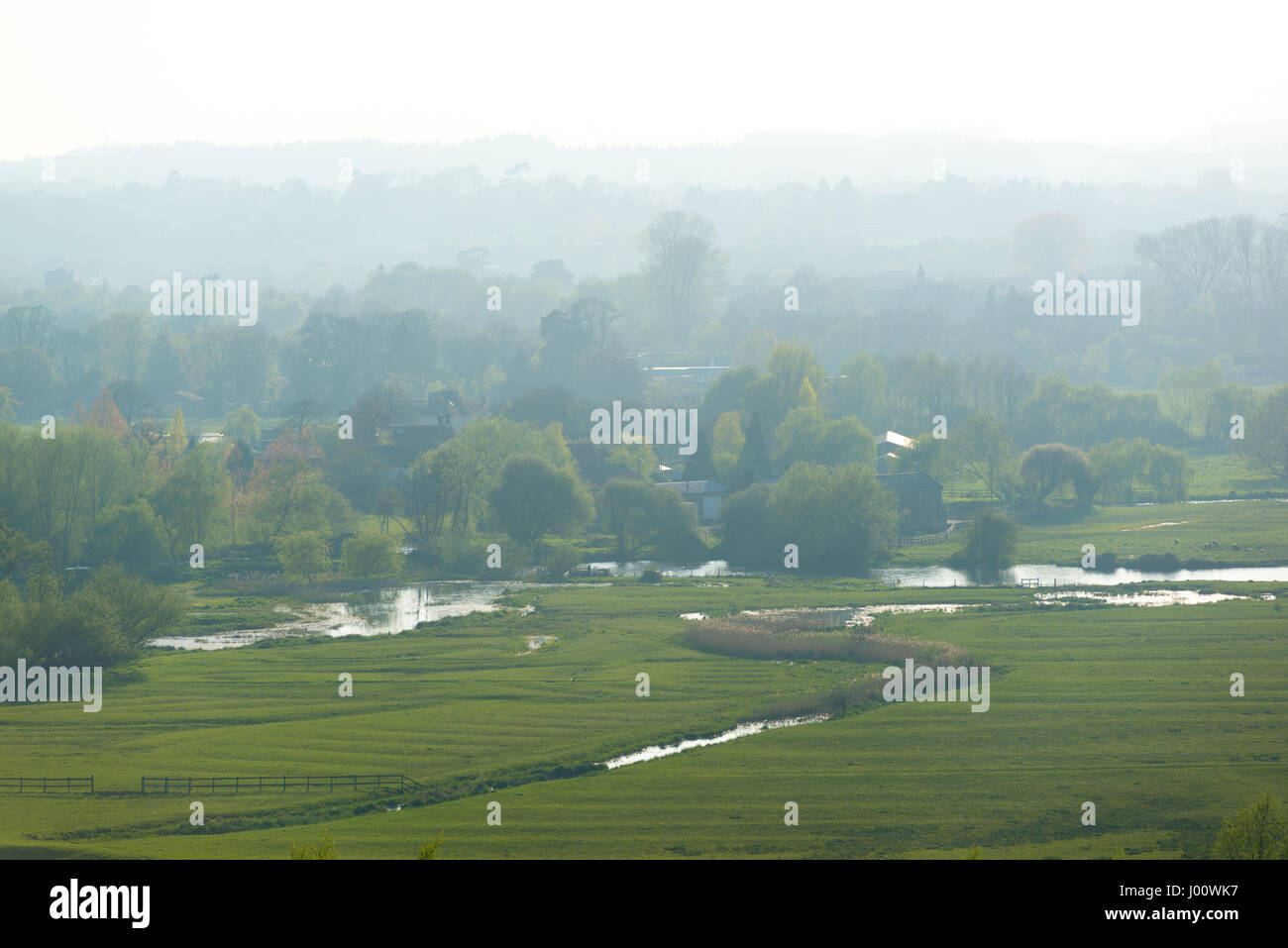 Avon Valley in der Nähe von Fordingbridge, New Forest, Hampshire, Großbritannien, 8.. April 2017. Neblige Hitze dunst dem Tal. Stockfoto