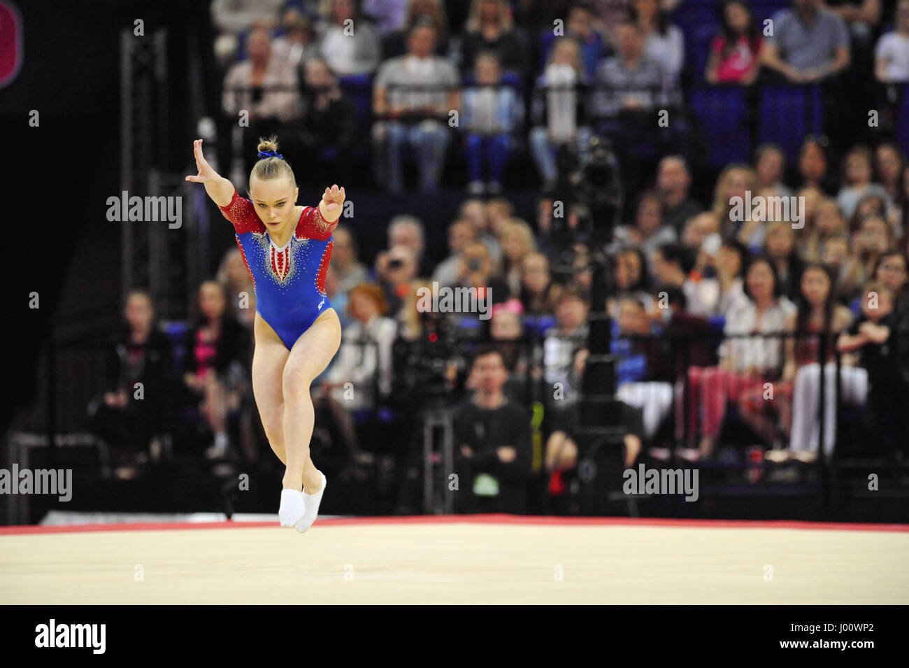 London, UK. 8. April 2017. Angelina Melnikova (RUS) im Wettbewerb in der Bodensektion iPro World Cup Gymnastik-Wettbewerb an der O2 Arena, London, UK.  Der World Cup der Gymnastik ist eine spannende Veranstaltung mit einigen der weltweit besten Turner wie sie mit den Frauen kämpft sie sich über vier Disziplinen (Tresor, Stufenbarren, Balken und Boden) in einem prestigeträchtigen "Allround" Wettbewerb konkurrieren. Bildnachweis: Michael Preston/Alamy Live-Nachrichten Stockfoto