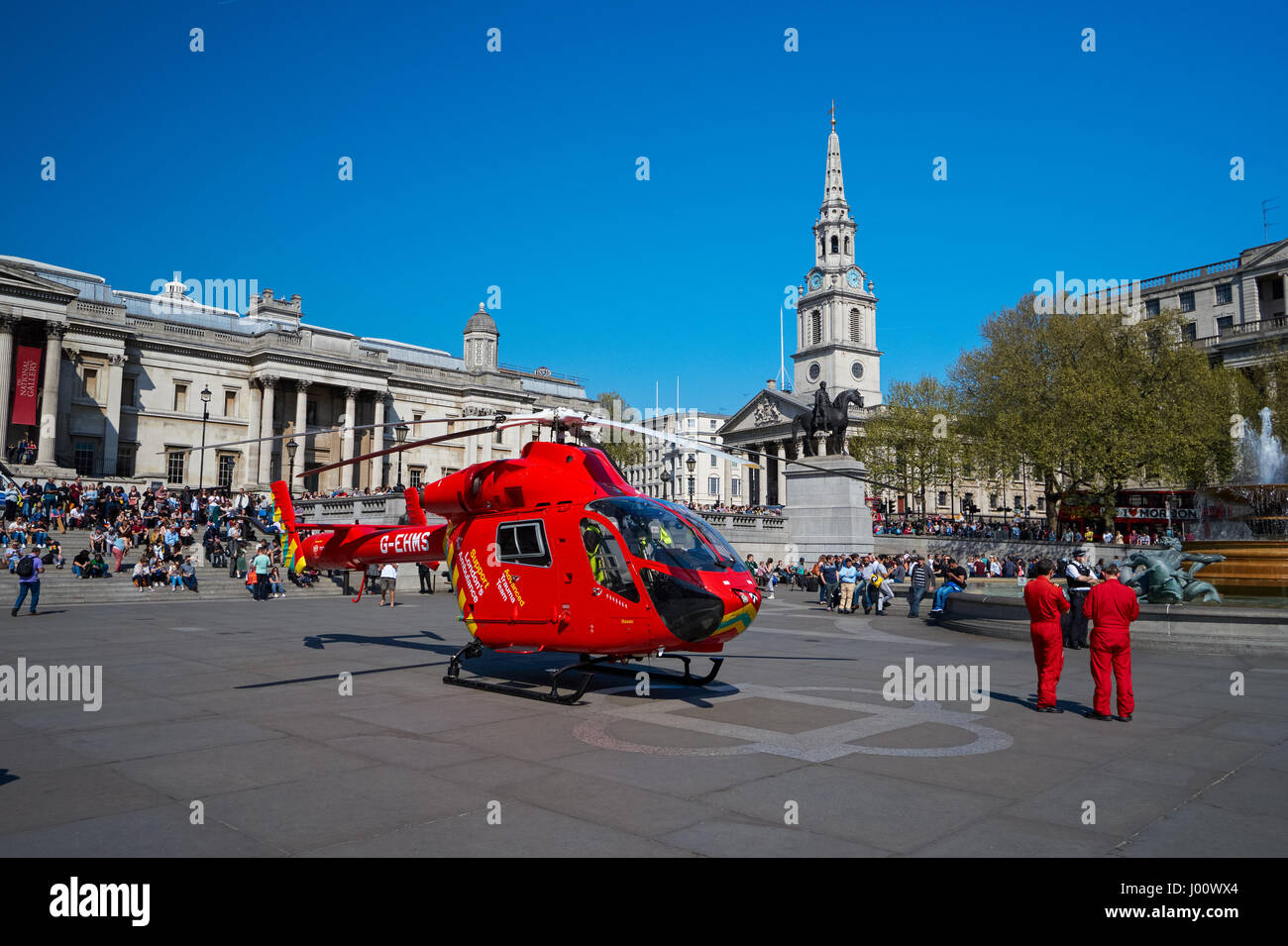 Londoner Air Ambulance landet am Trafalgar Square in Reaktion auf einen nahe gelegenen Unfall London England Vereinigtes Königreich UK Stockfoto