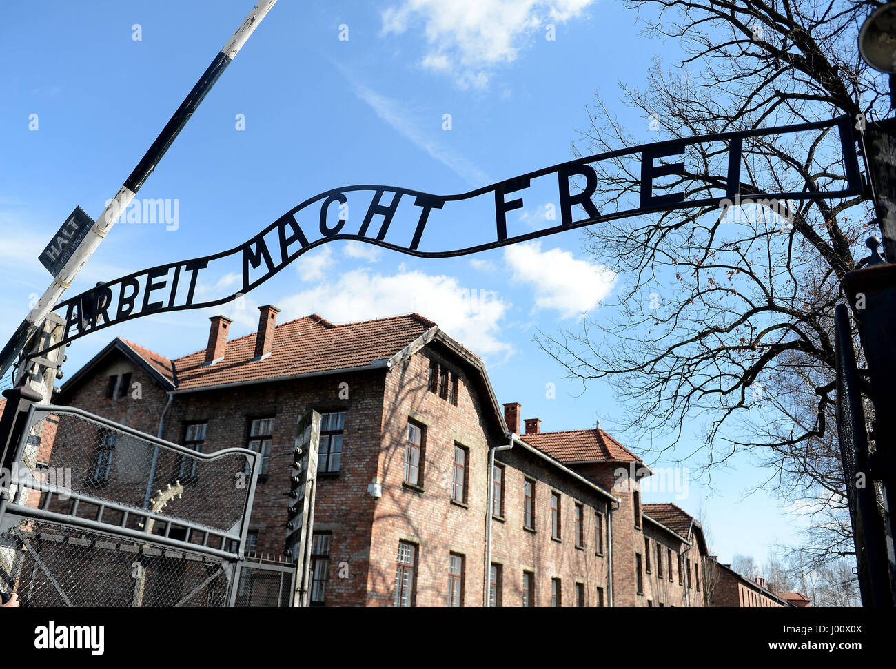 Oswiecim, Polen. 19. März 2017. 20170319 - Eingangstor zum ehemaligen Stammlagers Auschwitz in Oswiecim, Polen. Auf dem Schild in deutscher Sprache steht Arbeit Macht Frei (Arbeit legt Sie frei) Credit: Chuck Myers/ZUMA Draht/Alamy Live News Stockfoto