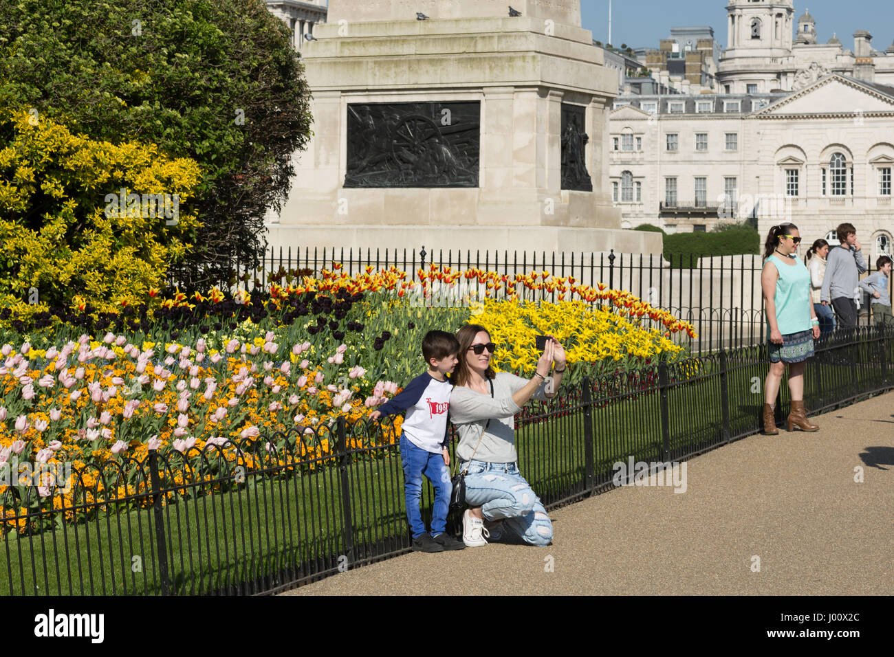 London, UK. 8. April 2017. Menschen genießen den Sonnenschein an einem sehr heißen Apriltag in St James Park Credit: Radek Bayek/Alamy Live News Stockfoto
