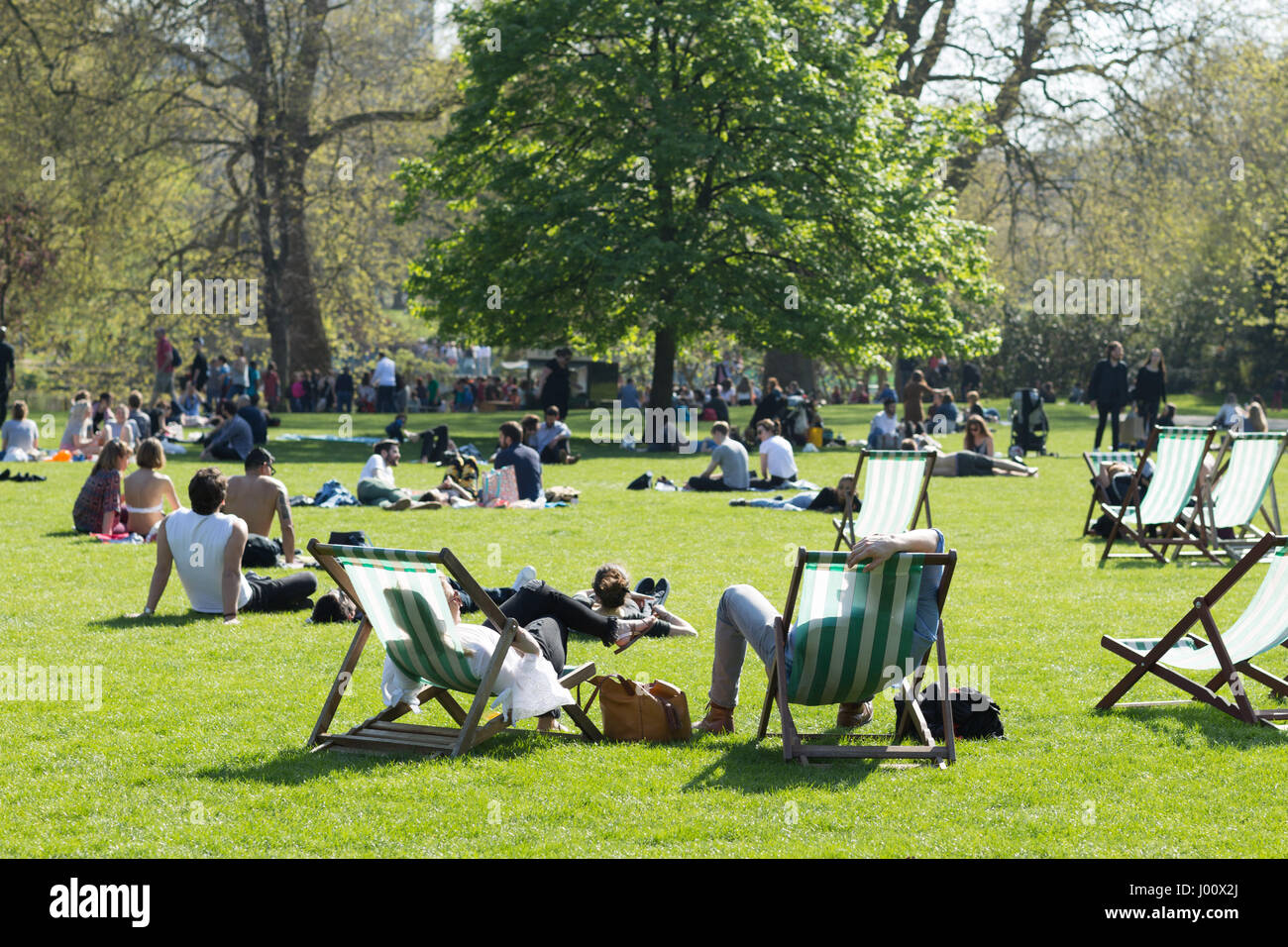 London, UK. 8. April 2017. Menschen genießen den Sonnenschein an einem sehr heißen Apriltag in St James Park Credit: Radek Bayek/Alamy Live News Stockfoto