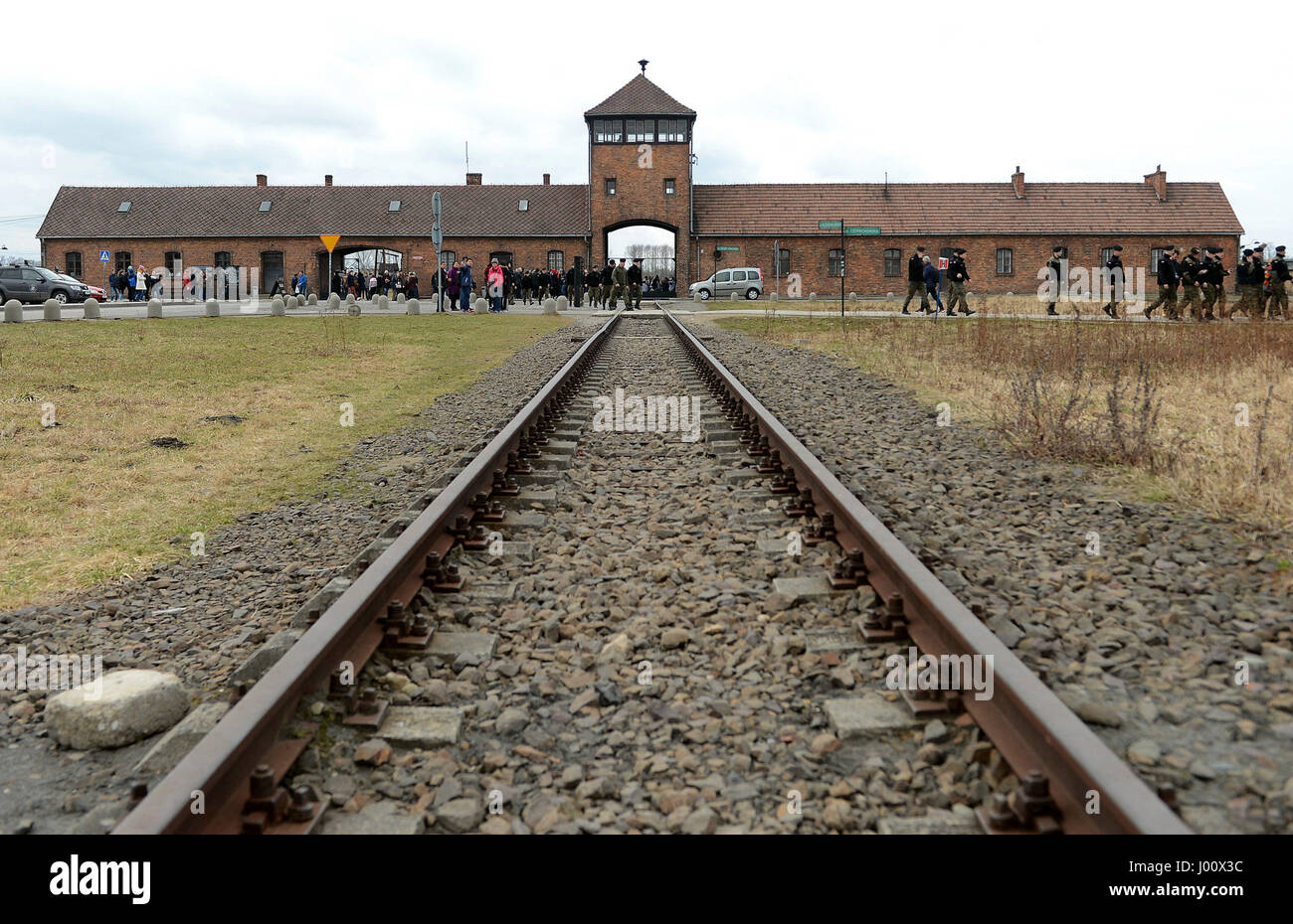 Oswiecim, Polen. 20. März 2017. 20170320 - das Haupttor an der ehemaligen Vernichtungslager Birkenau diente als Eisenbahn Eingang Rampe Auswahl Rampe und SS-Hauptwache. Bildnachweis: Chuck Myers/ZUMA Draht/Alamy Live-Nachrichten Stockfoto