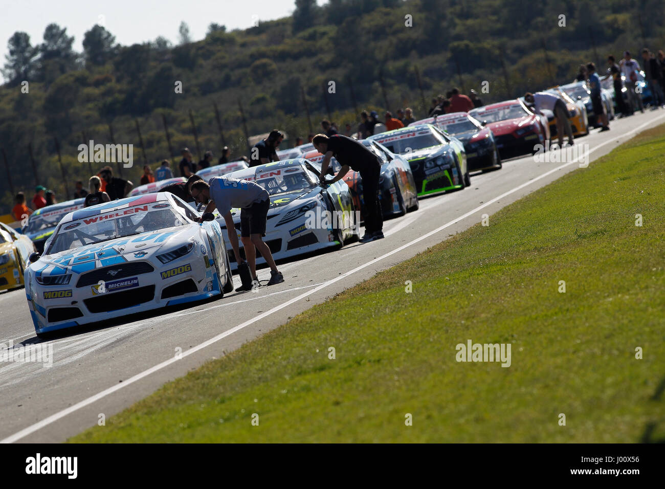 Valencia, Spanien. 8. April 2017. Valencia, ESPANA - März 2017: Rennstart während der NASCAR WHELEN EURO Serie Rennen 1 ELITE 2 in Circuit Ricardo Tormo, Cheste, Valencia, Spanien. Foto: Cronos/Omar Arnau Stockfoto