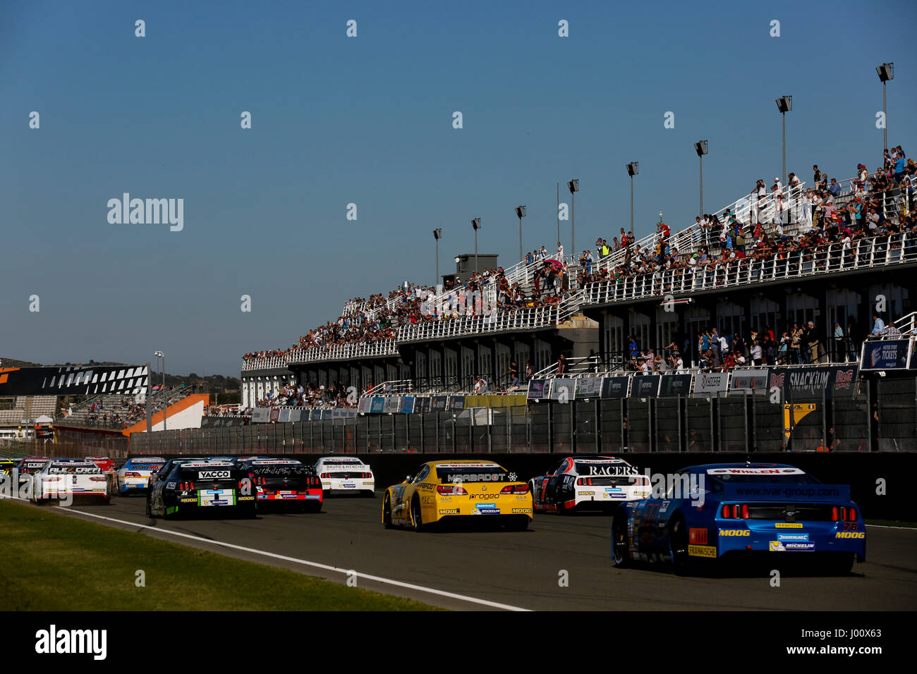 Valencia, Spanien. 8. April 2017. Valencia, ESPANA - März 2017: Rennstart während der NASCAR WHELEN EURO Serie Rennen 1 ELITE 2 in Circuit Ricardo Tormo, Cheste, Valencia, Spanien. Foto: Cronos/Omar Arnau Stockfoto