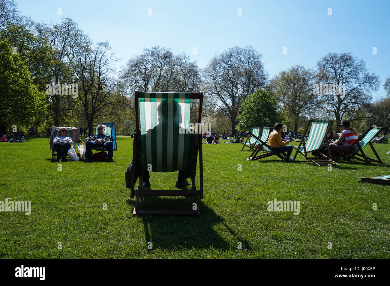 Die Menschen genießen den sonnigen Frühlingstag im St. James's Park, London, England, Großbritannien Stockfoto