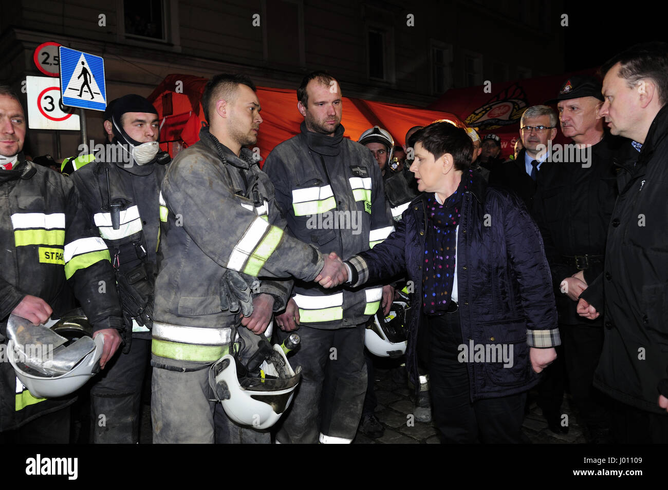 Swiebodzice, Polen. 8. April 2017. Gas-Explosion in einem Stadthaus. Sechs Menschen sind tot, darunter zwei Kinder. Beata Szydlo Premierminister und Minister der internen Angelegenheiten Mariusz Blaszczak an Ort und Stelle der Tragödie. Bildnachweis: Kazimierz Jurewicz/Alamy Live-Nachrichten Stockfoto