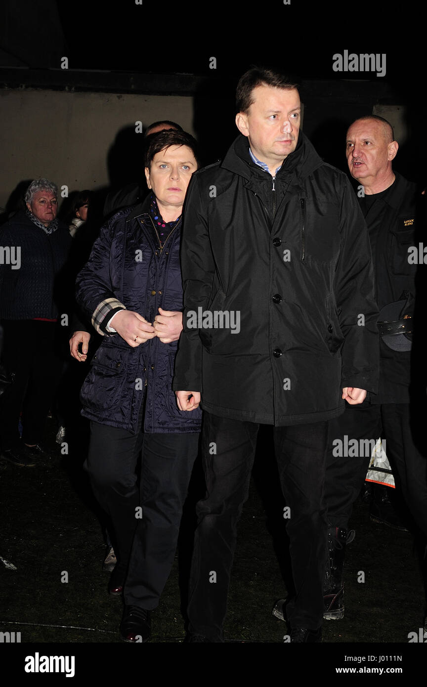 Swiebodzice, Polen. 8. April 2017. Gas-Explosion in einem Stadthaus. Sechs Menschen sind tot, darunter zwei Kinder. Beata Szydlo Premierminister und Minister der internen Angelegenheiten Mariusz Blaszczak an Ort und Stelle der Tragödie. Bildnachweis: Kazimierz Jurewicz/Alamy Live-Nachrichten Stockfoto