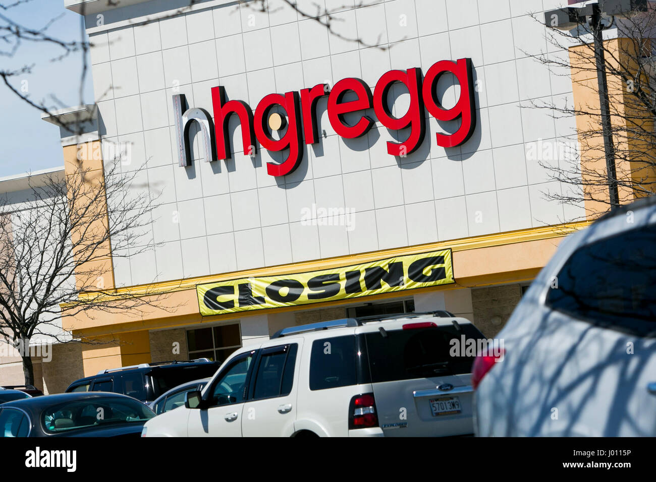 Rockville, Maryland, USA. 8. April 2017. Ein Shop schließen Banner außerhalb eines Hhgregg, inc., retail Store in Frederick, Maryland am 8. April 2016. Die Elektronik und Gerät Händler angekündigt, es wird aller 220 Filialen schließen und Unterlass Vorgänge nach ihrer Insolvenz. Bildnachweis: Kristoffer Tripplaar/Alamy Live-Nachrichten Stockfoto