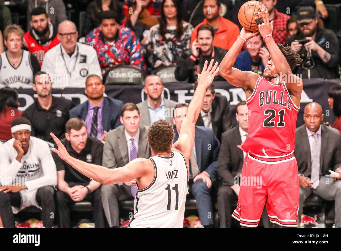 New York, Vereinigte Staaten von Amerika. 8. April 2017. NEW YORK, USA – 8. APRIL: Jimmy Butler der Chicago Bulls gegen Brook Lopez von Brooklyn Nets während des Spiels bei Barclays Center in Brooklyn, New York am 8. April 2017 (Foto: William Volcov Brasilien Photo Press) Credit: Brasilien Foto Presse/Alamy Live News Stockfoto