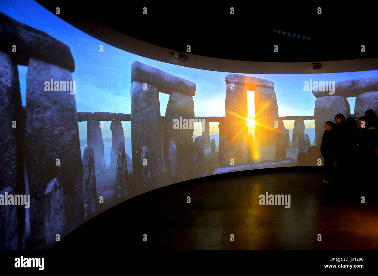 Sommer-Sonnenwende Display, Stonehenge Visitor Centre, England, 2015. Das neue Besucherzentrum geführt von English Heritage am alten Steinkreis von Stonehenge. Stockfoto