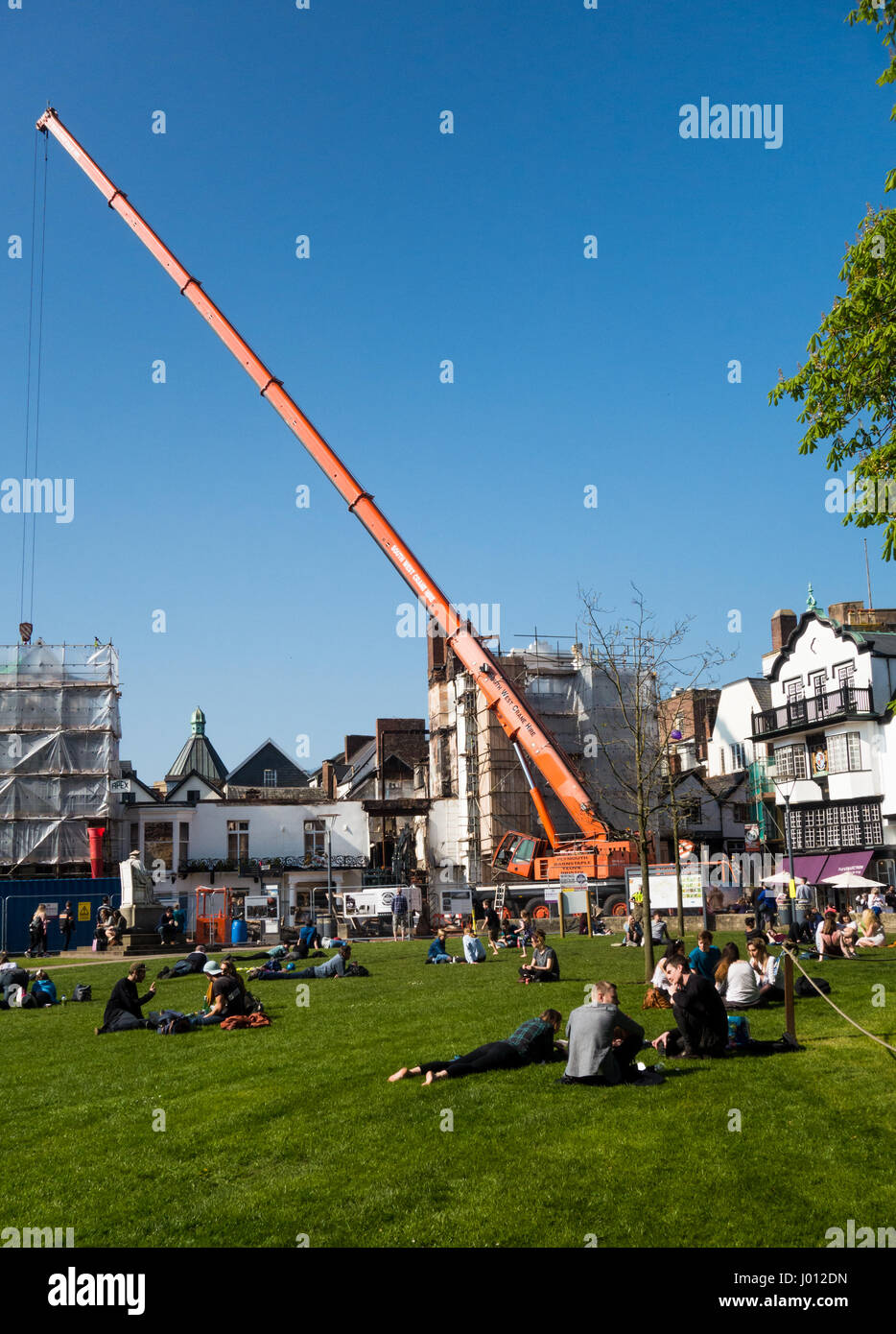 Arbeiten statt mit einem sehr großen Kran, am Feuer beschädigte Website von The Royal Clarence Hotel und andere Gebäude im Stadtzentrum von Exeter. Stockfoto