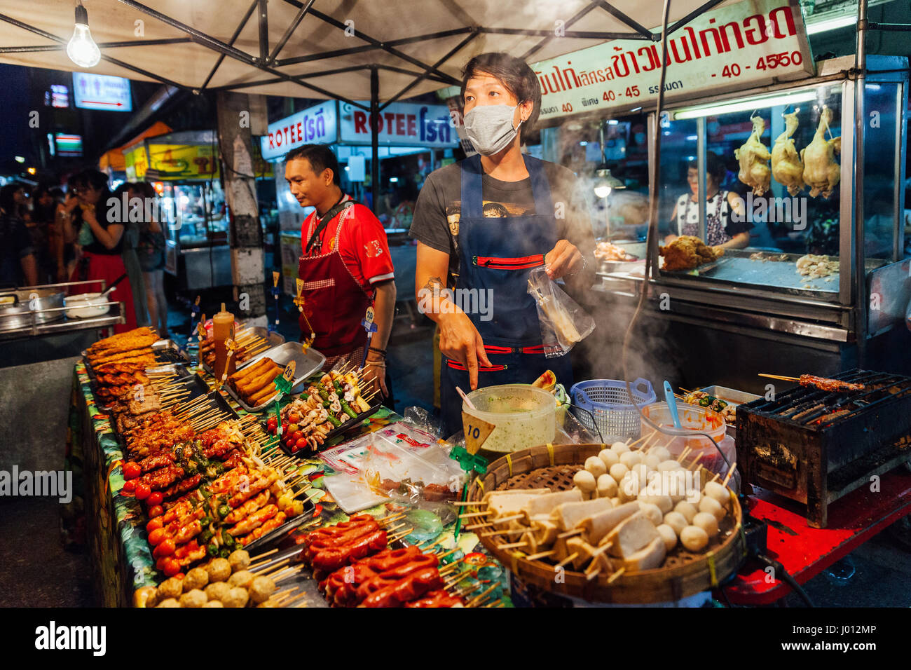 Chiang Mai, Thailand - 27. August 2016: Junge Männer verkaufen Satay am Samstag Nachtmarkt am 27. August 2016 in Chiang Mai, Thailand. Stockfoto