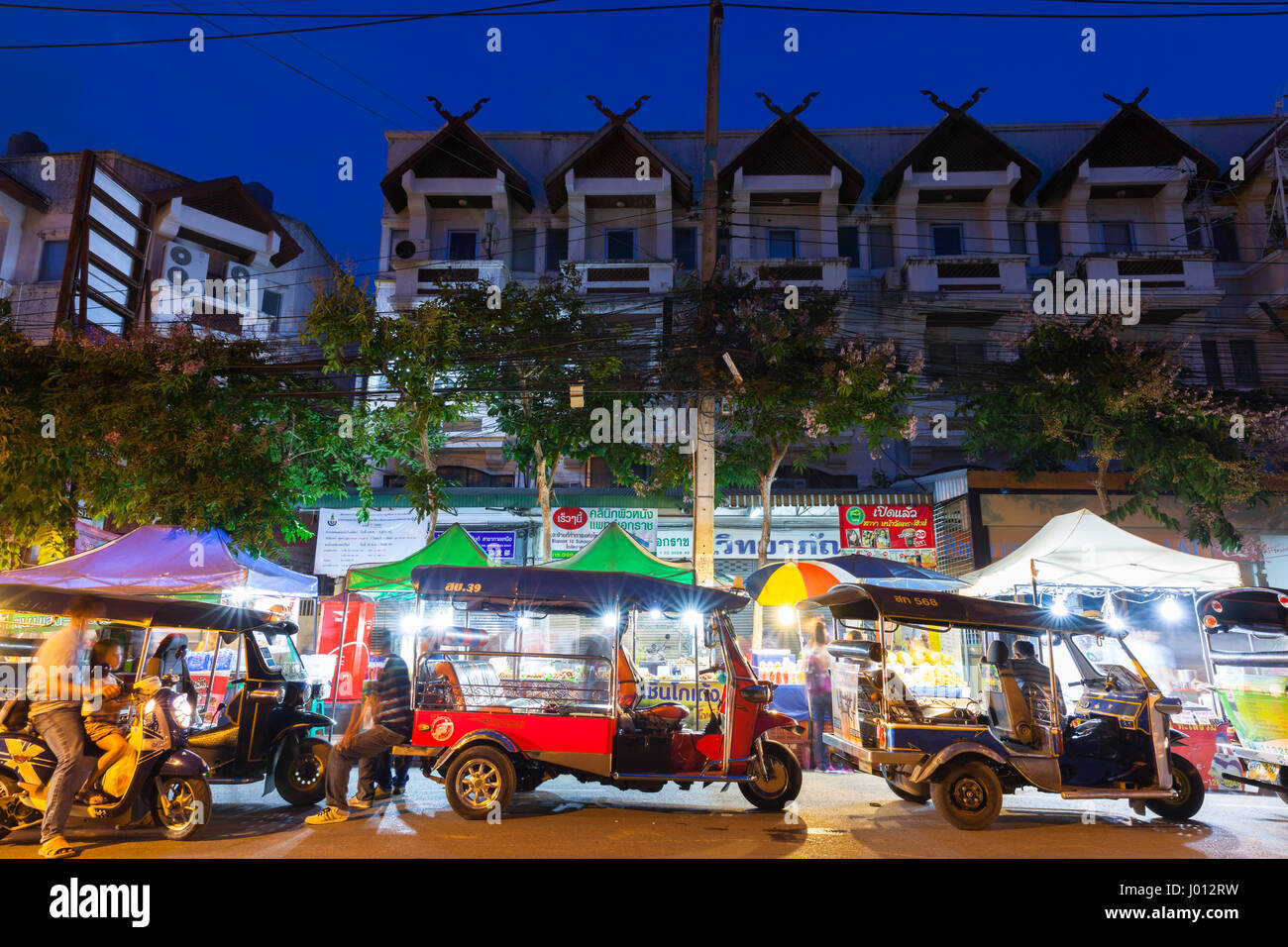 Chiang Mai, Thailand - 21. August 2016: Tuk-Tuk Taxis warten für Kunden in der Nähe von Saturday Night Markt am 21. August 2016 in Chiang Mai, Thailand. Stockfoto