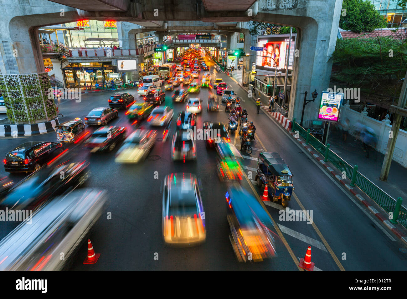 Bangkok, Thailand - 22. April 2016: Autos bewegen die Straße runter in die schweren Verkehrssituation am Siam Square am 22. April 2016 in Bangkok, Thailand. Stockfoto