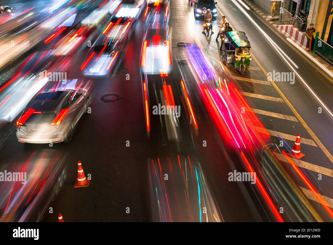 Bangkok, Thailand - 22. April 2016: Autos bewegen die Straße runter in die schweren Verkehrssituation am Siam Square am 22. April 2016 in Bangkok, Thailand. Stockfoto