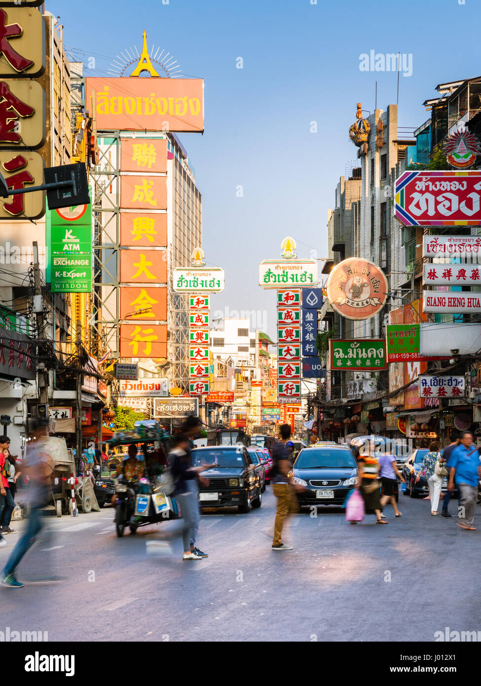 Bangkok, Thailand - 24. April 2016: Menschen Kreuzung beschäftigt Yaowarat Road in Chinatown auf 24. April 2016 in Bangkok, Thailand. Stockfoto