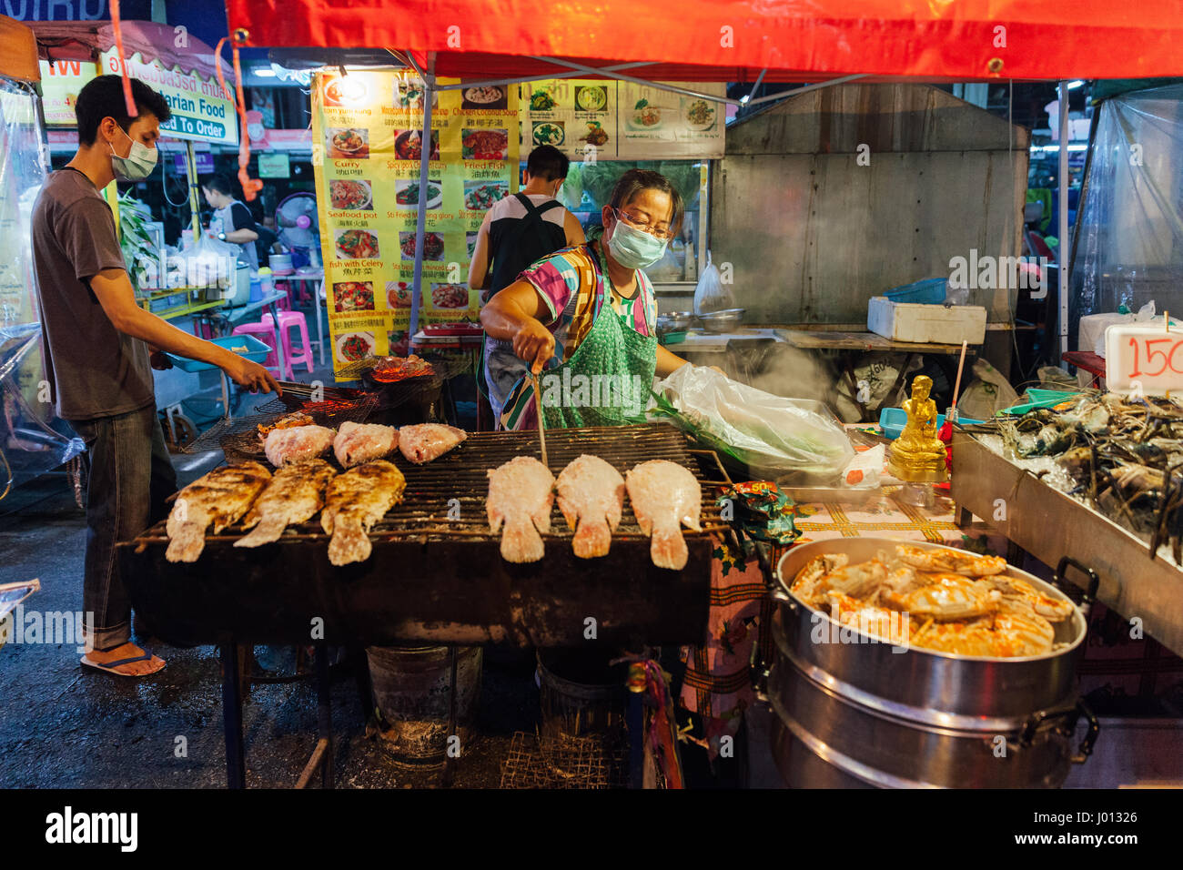 Chiang Mai, Thailand - 27. August 2016: Thailänderin kocht gegrillter Fisch am Samstag Nachtmarkt am 27. August 2016 in Chiang Mai, Thailand. Stockfoto