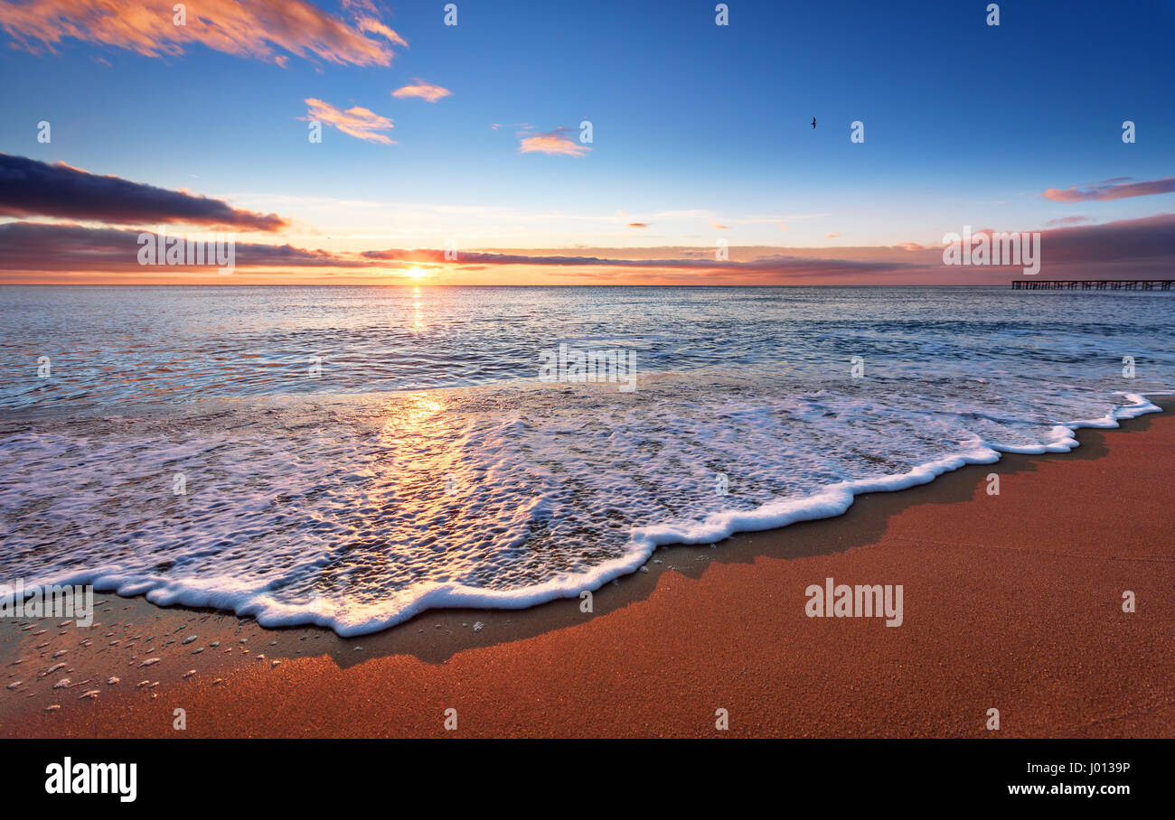 Morgens mit erstaunlichen Sonnenaufgang Himmel schießen. Stockfoto