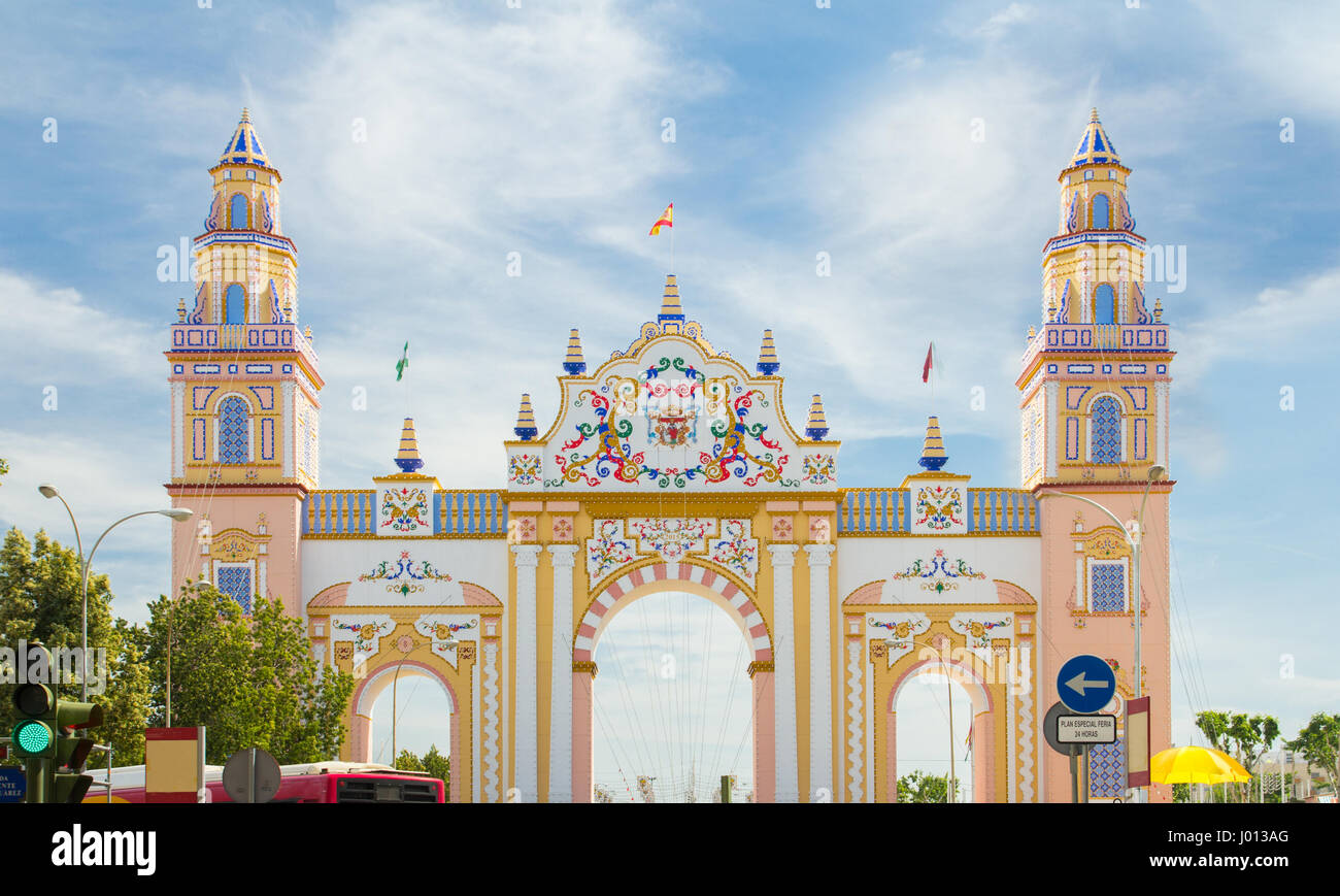 Sevilla - APRIL 23: Eine aufwendige Tor wird jedes Jahr während der Feria de Abril am 23. April 2015 in Sevilla errichtet. Stockfoto