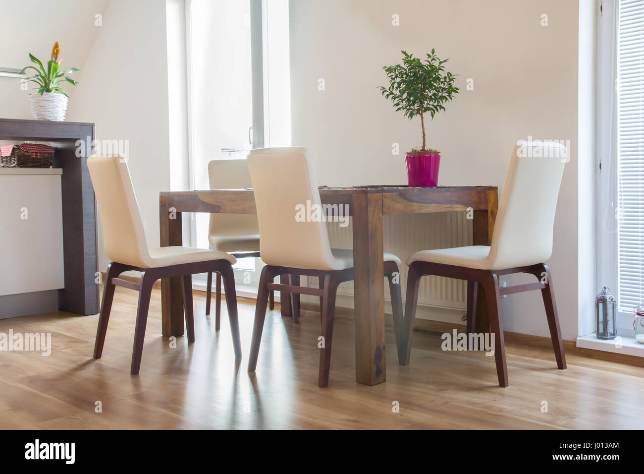 zeitgenössische Küche, Tisch und Stühlen Stockfoto