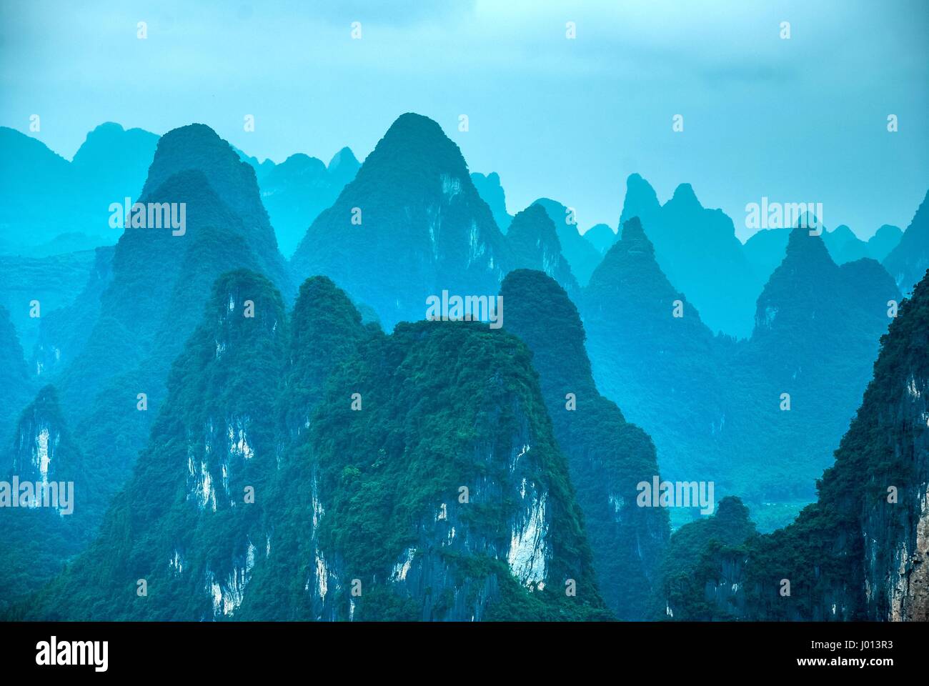 Karst Berge Landschaft im Nebel, Guilin, China. Stockfoto