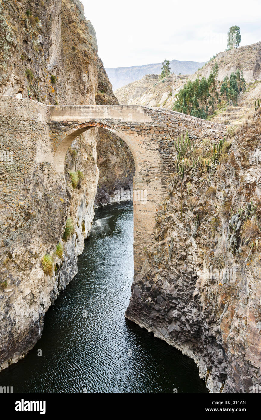 Alte steinerne Brücke über den Rio Colca, Colca Lodge Spa & Hot Springs Hotel im Colca Canyon, Yanque, Caylloma Provinz, Region Arequipa, Peru Stockfoto