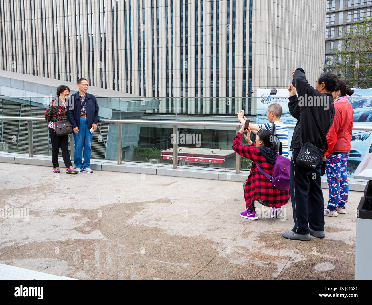 China, Shanghai.  Chinesische Touristen fotografieren. Stockfoto