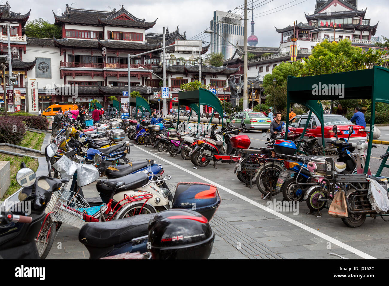 China, Shanghai.  Motorrad Parkplatz in der Nähe Yuyuan Bazar. Stockfoto