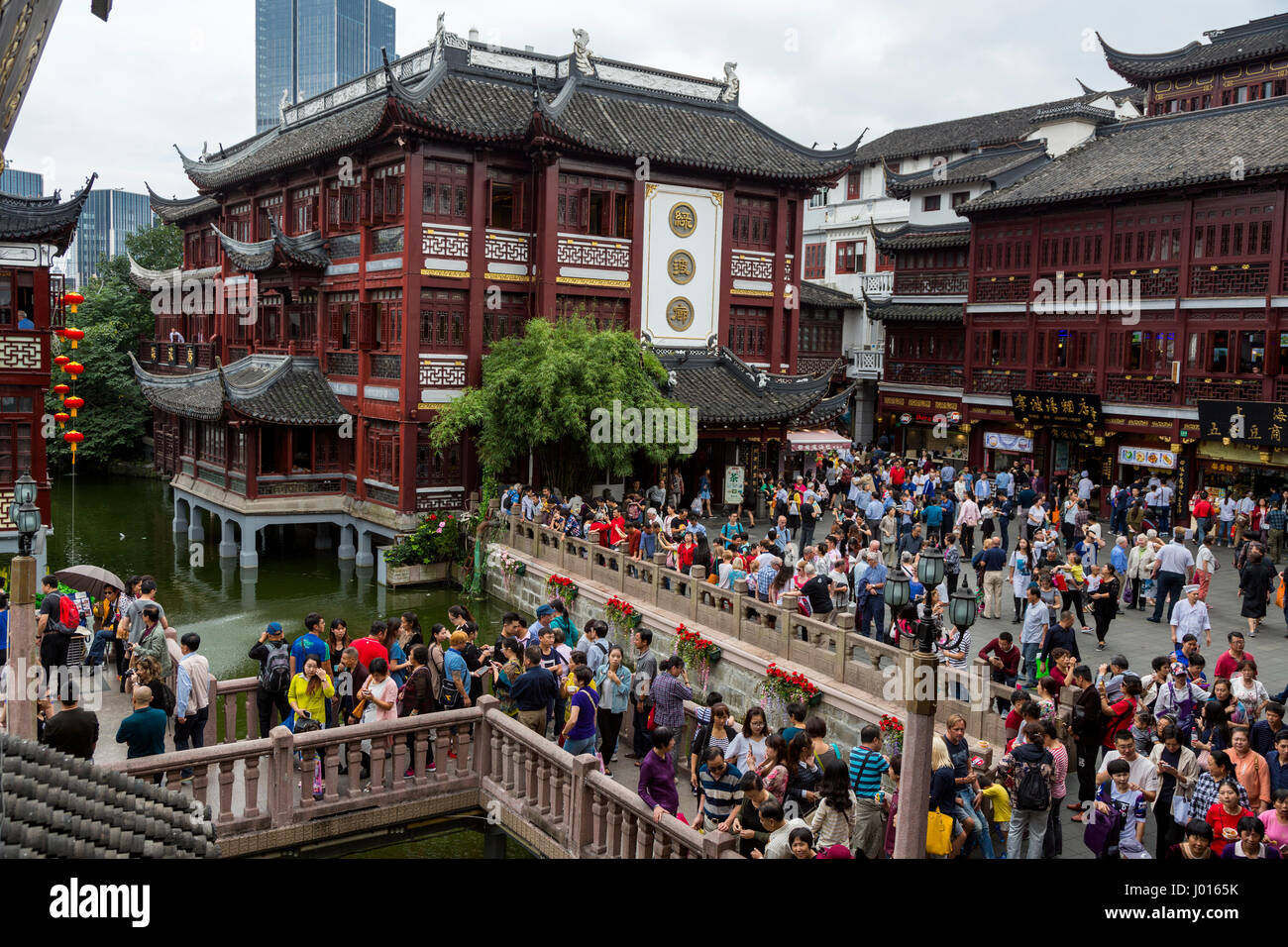 China, Shanghai.  Yuyuan Bazar Besucher, Kunden und Touristen. Stockfoto