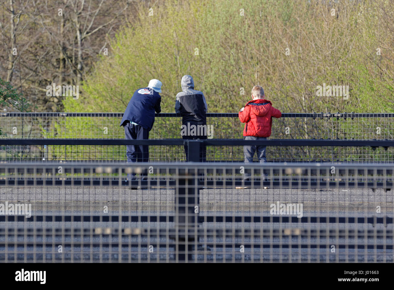 drei junge Burschen von hinten während der Osterferien für Brücke Stadtbild städtische Umwelt Vorbereitung Unfug Stockfoto