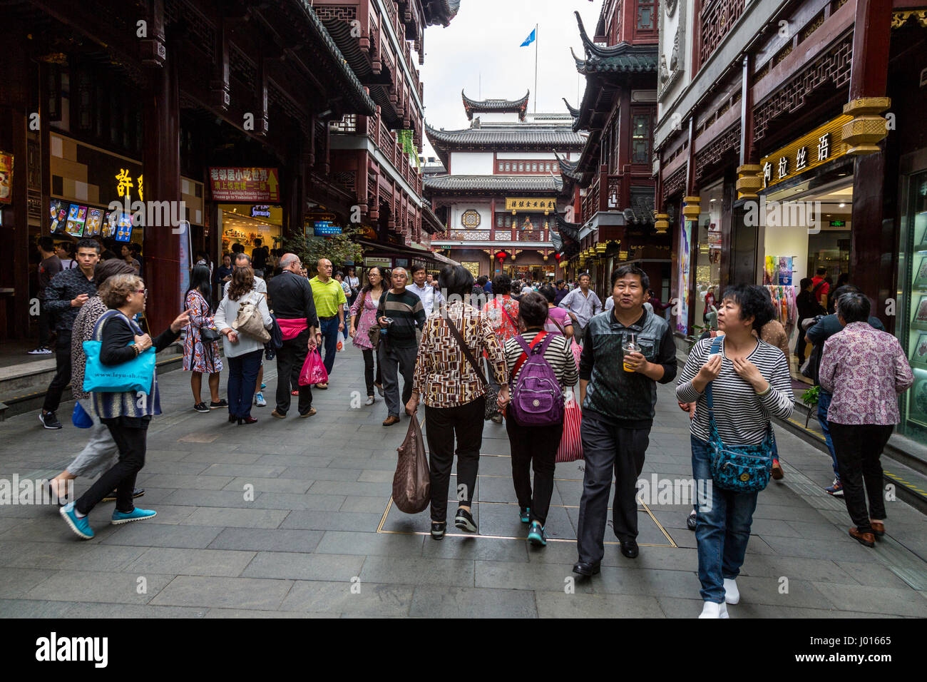 China, Shanghai.  Yuyuan Bazar Besucher, Kunden und Touristen. Stockfoto