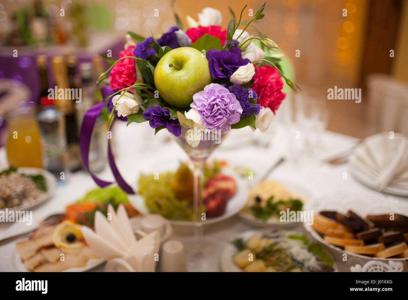 Tischset für Hochzeitsessen mit Blumen geschmückt Stockfoto