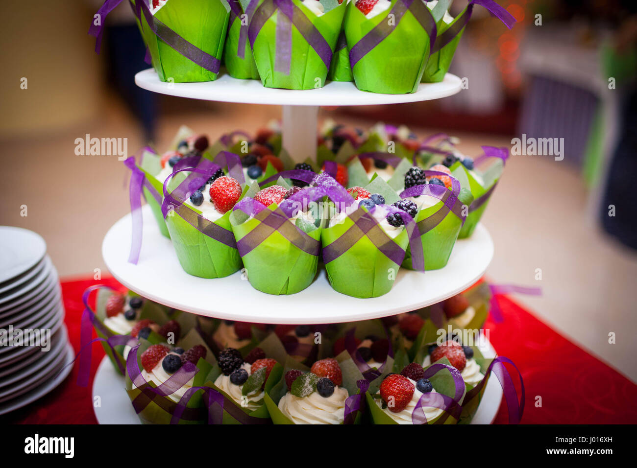 Mini-Muffins auf ein Multi-Level-Tier in verschiedenen Farben Stockfoto