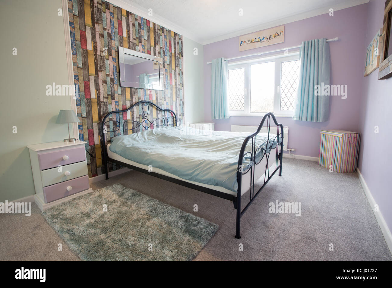 Englischen Innenarchitektur auf ein Familienzimmer mit einem Wand-Funktion. Stockfoto